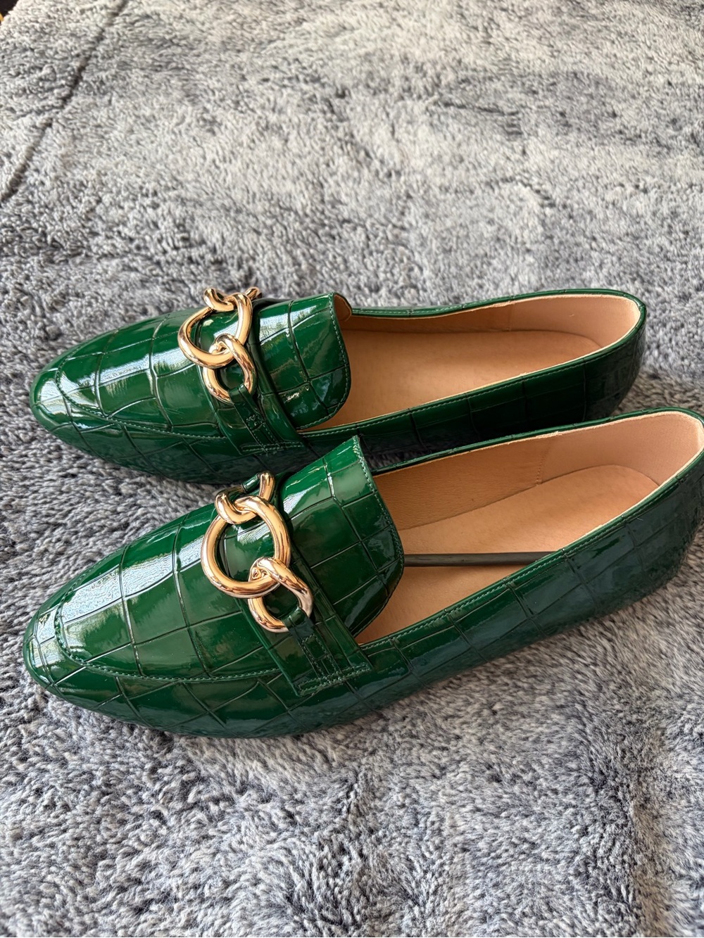 SHEIN Green Croc-Embossed Patent Loafers with Gold Chain
